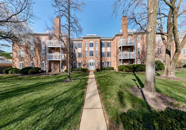 2nd image of 974 Claytonbrook Dr Dr, Ballwin, MO 63011