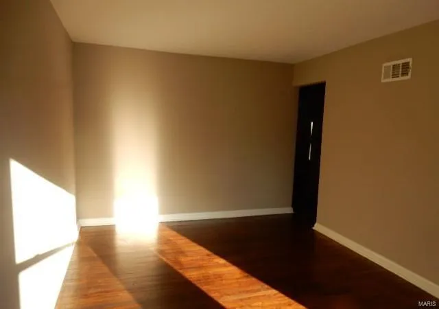 Photo 2 of Single family home for sale at 5533 Sunbury Ave, Saint Louis, MO 63136 | MLS# 25018711 | Listing updated on 2025-03-26
