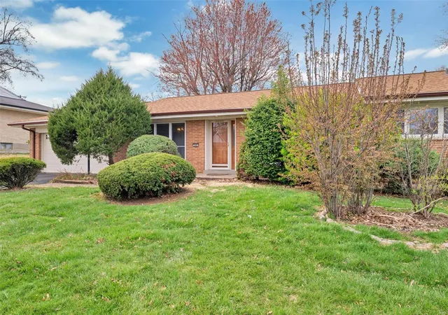 Photo 2 of Sale Pending at 849 Charlesgate Dr, Saint Louis, MO 63132 | MLS# 25018717 | Listing updated on 2025-03-28