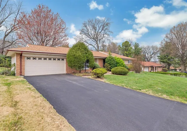 Photo 3 of Sale Pending at 849 Charlesgate Dr, Saint Louis, MO 63132 | MLS# 25018717 | Listing updated on 2025-03-28