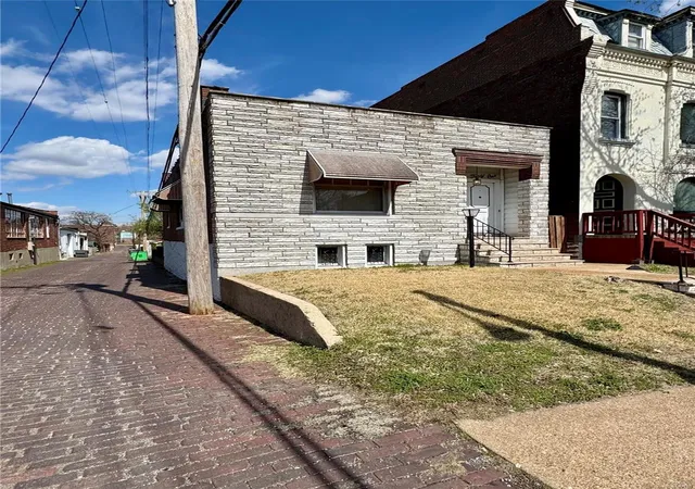 Photo 2 of Single family home for sale at 2241 Keokuk St, Saint Louis, MO 63118 | MLS# 25018734 | Listing updated on 2025-03-26