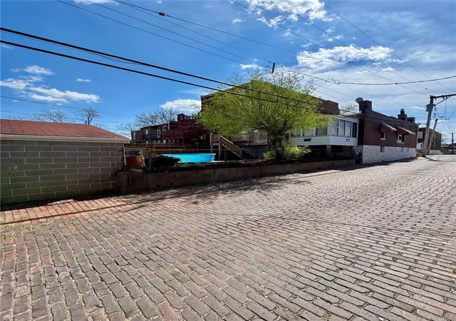 Photo 3 of Single family home for sale at 2241 Keokuk St, Saint Louis, MO 63118 | MLS# 25018734 | Listing updated on 2025-03-26