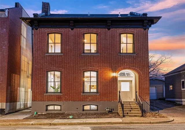Photo 1 of Single family home for sale at 1002 Barton St, Saint Louis, MO 63104 | MLS# 25018837 | Listing updated on 2025-03-27