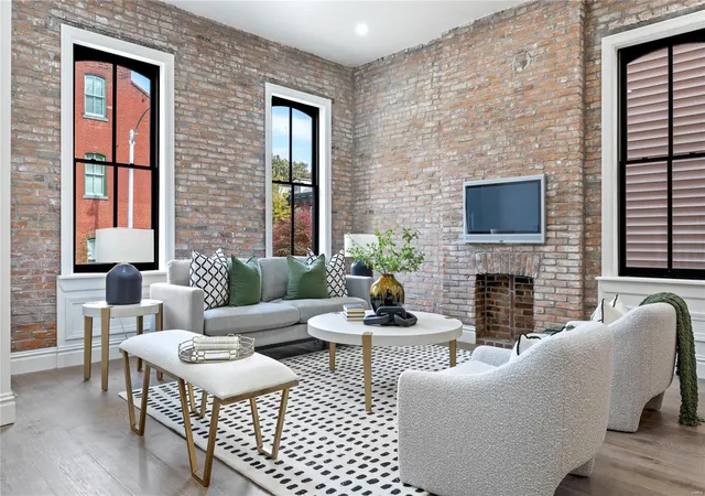 Photo 3 of Single family home for sale at 1002 Barton St, Saint Louis, MO 63104 | MLS# 25018837 | Listing updated on 2025-03-27