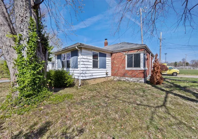 Photo 18 of Single family home for sale at 10030 Lucille Ave, Saint Ann, MO 63074 | MLS# 25018942 | Listing updated on 2025-03-27