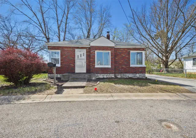 Photo 1 of Single family home for sale at 10030 Lucille Ave, Saint Ann, MO 63074 | MLS# 25018942 | Listing updated on 2025-03-27