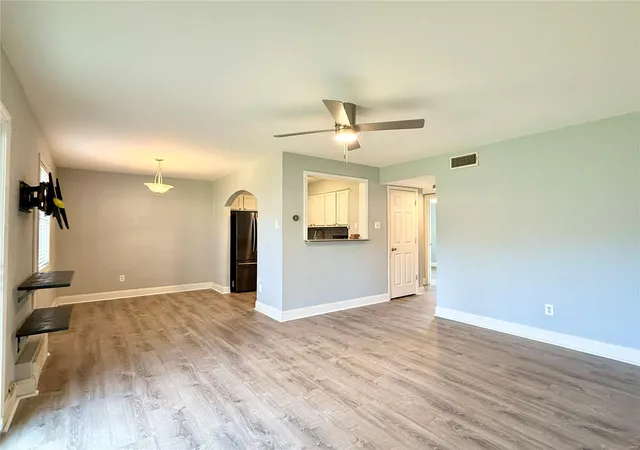 Listing Photo 2 - Condo for sale in building located at 6911 Colonial Woods Dr, St. Louis, MO 63129 - Unit #5