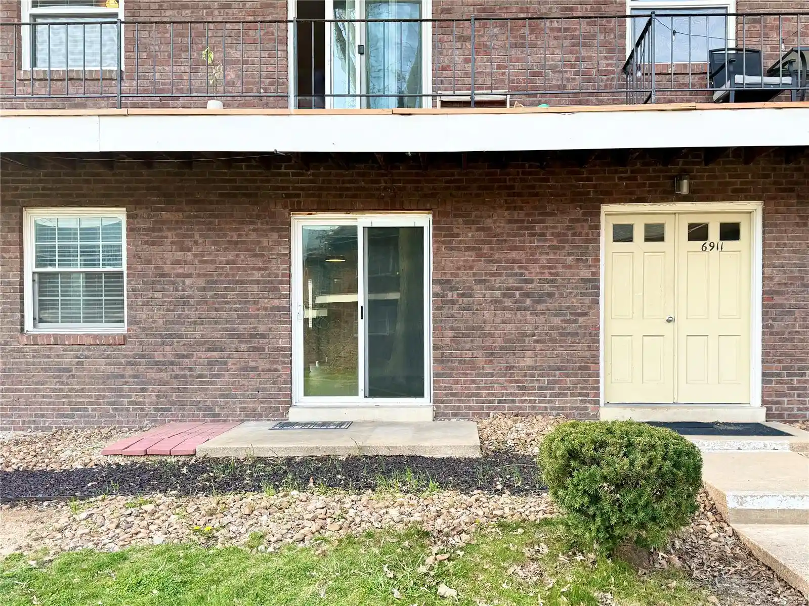 Listing Photo 1 - Condo for sale in 6911 Colonial Woods Dr located at 6911 Colonial Woods Dr, St. Louis, MO 63129 - Unit 6911 Colonial Woods Dr