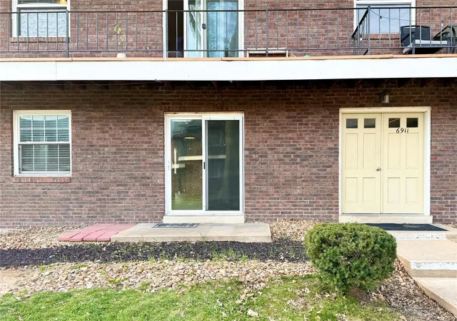 Listing Photo 1 - Condo for sale in building located at 6911 Colonial Woods Dr, St. Louis, MO 63129 - Unit #5