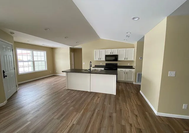 Photo 3 of Single family home for sale at 6 Powers Ln, Sikeston, MO 63801 | MLS# 25018976 | Listing updated on 2025-03-28