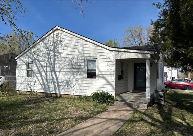 Photo 2 of Single family home for sale at 861 Pershing Blvd, East Saint Louis, IL 62203 | MLS# 25019027 | Listing updated on 2025-03-28