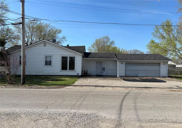 Photo 1 of Single family home for sale at 861 Pershing Blvd, East Saint Louis, IL 62203 | MLS# 25019027 | Listing updated on 2025-03-28