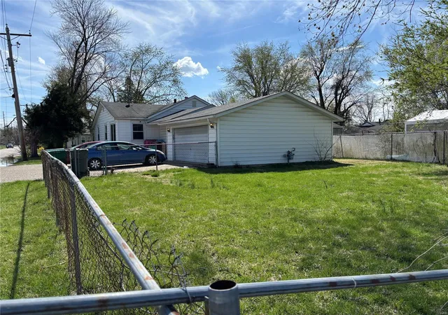 Photo 3 of Single family home for sale at 861 Pershing Blvd, East Saint Louis, IL 62203 | MLS# 25019027 | Listing updated on 2025-03-28