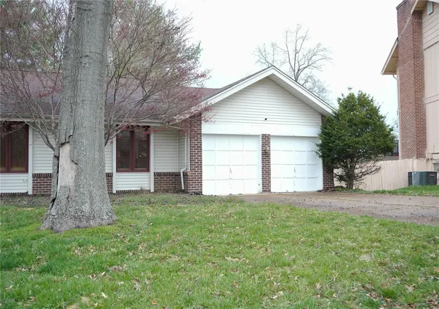 Photo 2 of Single family home for sale at 12923 Somerton Ridge Dr, Saint Louis, MO 63141 | MLS# 25019038 | Listing updated on 2025-03-28
