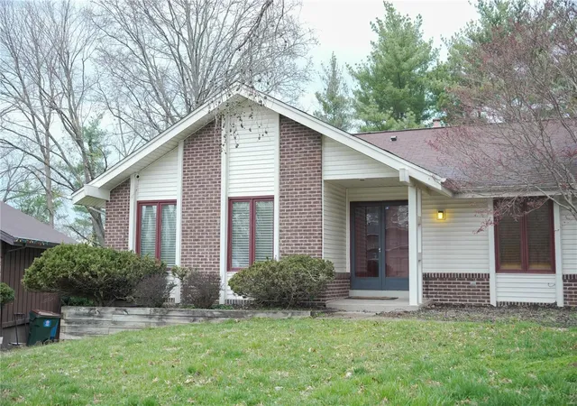 Photo 3 of Single family home for sale at 12923 Somerton Ridge Dr, Saint Louis, MO 63141 | MLS# 25019038 | Listing updated on 2025-03-28