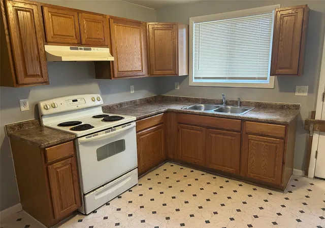 Photo 3 of Single family home for sale at 10314 Viscount Dr, Saint Louis, MO 63136 | MLS# 25019059 | Listing updated on 2025-03-27