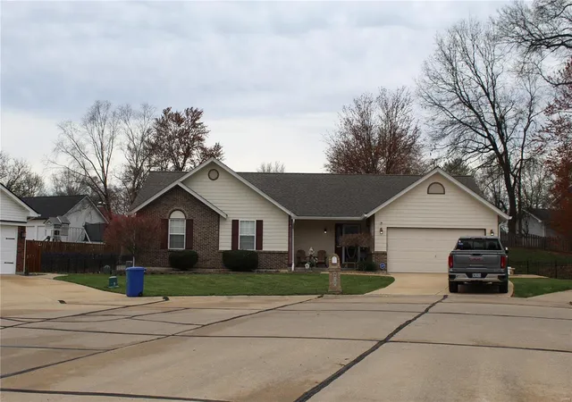 Photo 1 of Sale Pending at 20 Alpine Ridge Ct, Saint Peters, MO 63376 | MLS# 25019072 | Listing updated on 2025-03-27