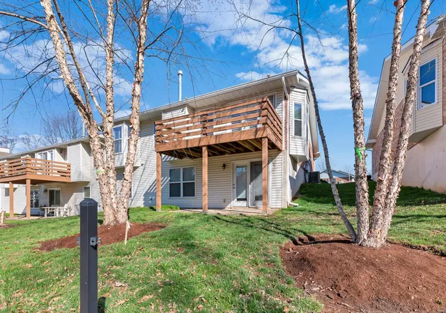 Photo 3 of Condo for sale at 283 Southern Oaks Dr, Saint Charles, MO 63303 | MLS# 25019085 | Listing updated on 2025-03-27