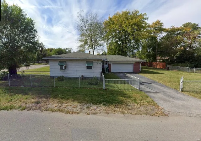 Photo 2 of Single family home for sale at 3045 Belleview Ave, East Saint Louis, IL 62205 | MLS# 25019111 | Listing updated on 2025-03-31
