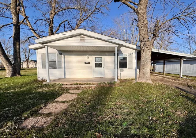 Photo 1 of Single family home for sale at 1001 S Central Ave, Vandalia, MO 63382 | MLS# 25019159 | Listing updated on 2025-03-27