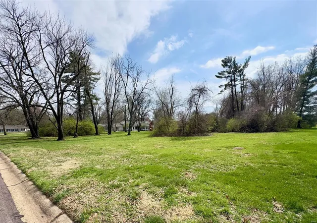Photo 2 of Sale Pending at 9845 Bridle Trail Ln, Saint Louis, MO 63128 | MLS# 25019178 | Listing updated on 2025-03-27