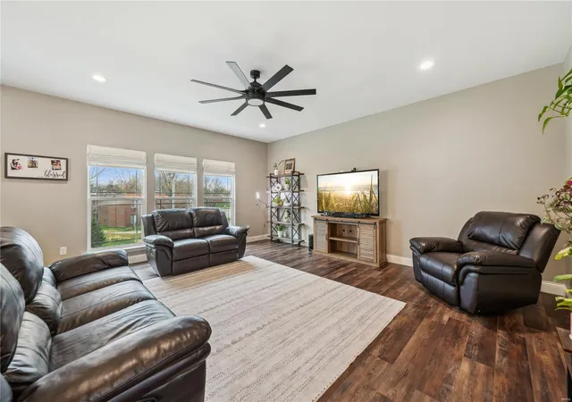 Photo 3 of Single family home for sale at 114 Palais Ct, Saint Charles, MO 63301 | MLS# 25019180 | Listing updated on 2025-04-01