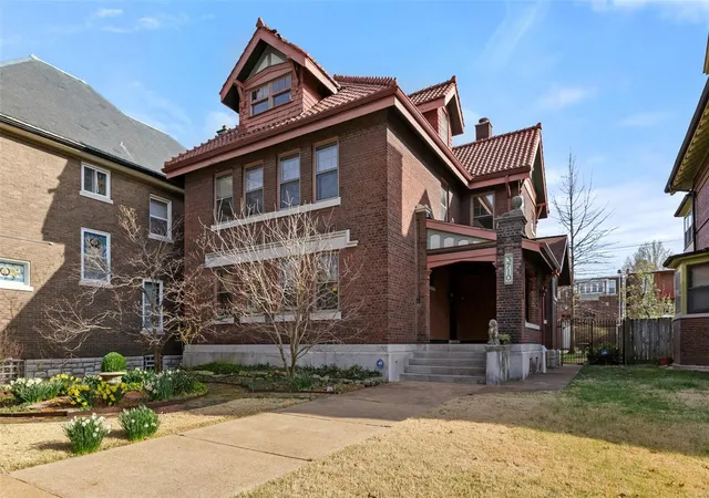 Photo 1 of Single family home for sale at 3710 Utah Pl, Saint Louis, MO 63116 | MLS# 25019200 | Listing updated on 2025-04-01