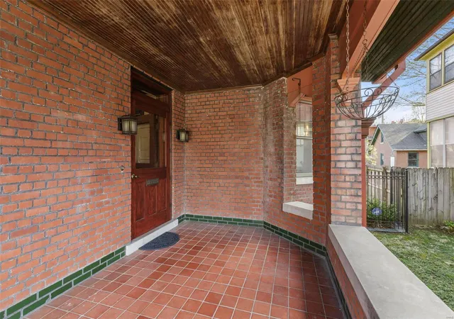 Photo 2 of Single family home for sale at 3710 Utah Pl, Saint Louis, MO 63116 | MLS# 25019200 | Listing updated on 2025-04-01