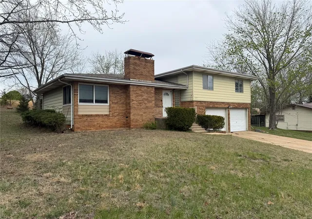 Photo 2 of Sale Pending at 272 Vickie Lynn Ln, Saint Robert, MO 65584 | MLS# 25019215 | Listing updated on 2025-03-29