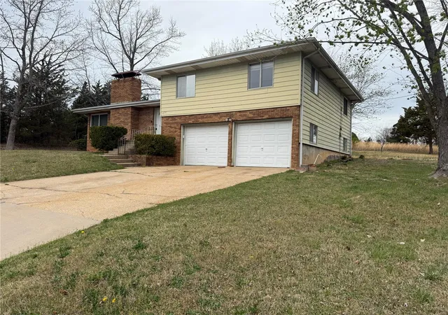 Photo 3 of Sale Pending at 272 Vickie Lynn Ln, Saint Robert, MO 65584 | MLS# 25019215 | Listing updated on 2025-03-29