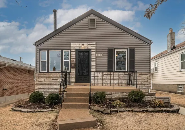 Photo 1 of Single family home for sale at 6556 Winnebago St, Saint Louis, MO 63109 | MLS# 25019298 | Listing updated on 2025-04-01