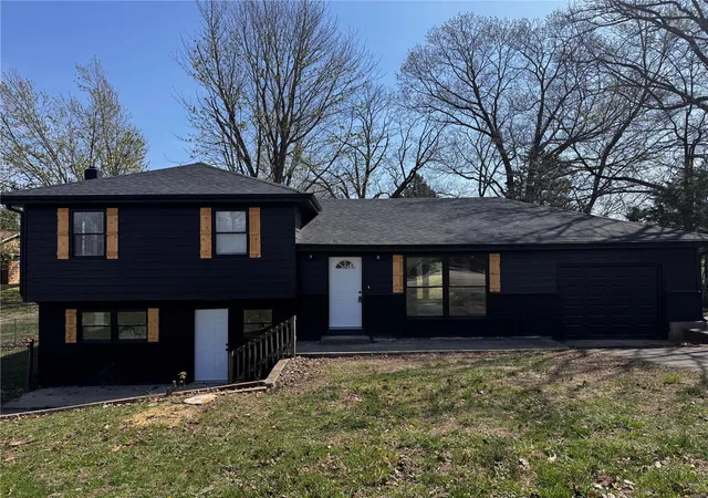 Photo 1 of Single family home for sale at 102 June St, Saint Robert, MO 65584 | MLS# 25019335 | Listing updated on 2025-04-01