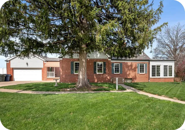 Photo 1 of Single family home for sale at 5020 Creighton Dr, Saint Louis, MO 63123 | MLS# 25019339 | Listing updated on 2025-04-01