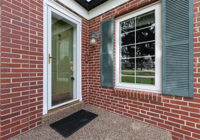 Photo 3 of Single family home for sale at 5020 Creighton Dr, Saint Louis, MO 63123 | MLS# 25019339 | Listing updated on 2025-04-01