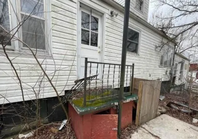 Photo 2 of Single family home for sale at 525 W Lee St, Moberly, MO 65270 | MLS# 25019343 | Listing updated on 2025-03-28