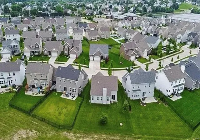 Photo 4 of Single family home for sale at 3457 Harbor Xing Dr, Saint Charles, MO 63301 | MLS# 25019381 | Listing updated on 2025-03-28