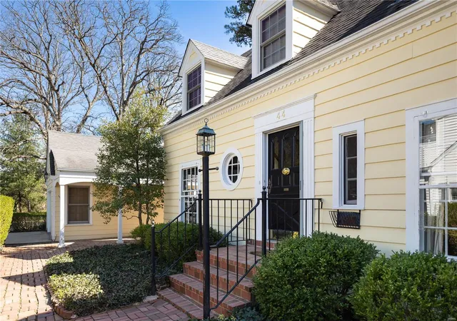 Photo 2 of Single family home for sale at 44 Conway Ln, Saint Louis, MO 63124 | MLS# 25019393 | Listing updated on 2025-03-31
