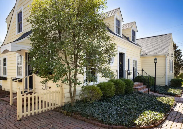 Photo 1 of Single family home for sale at 44 Conway Ln, Saint Louis, MO 63124 | MLS# 25019393 | Listing updated on 2025-03-31