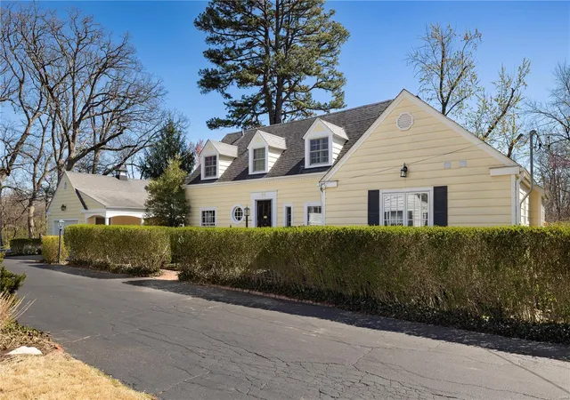 Photo 3 of Single family home for sale at 44 Conway Ln, Saint Louis, MO 63124 | MLS# 25019393 | Listing updated on 2025-03-31