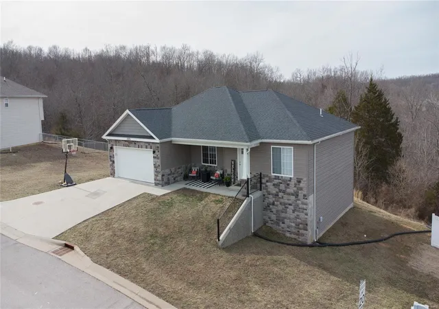 Photo 2 of Single family home for sale at 212 Ridgeview Dr, Saint Robert, MO 65584 | MLS# 25019630 | Listing updated on 2025-03-30
