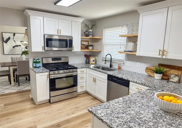 Photo 2 of Single family home for sale at 4 Pilot Hill Ct, Saint Peters, MO 63376 | MLS# 25019826 | Listing updated on 2025-04-01