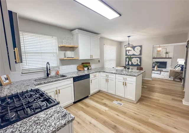 Photo 3 of Single family home for sale at 4 Pilot Hill Ct, Saint Peters, MO 63376 | MLS# 25019826 | Listing updated on 2025-04-01