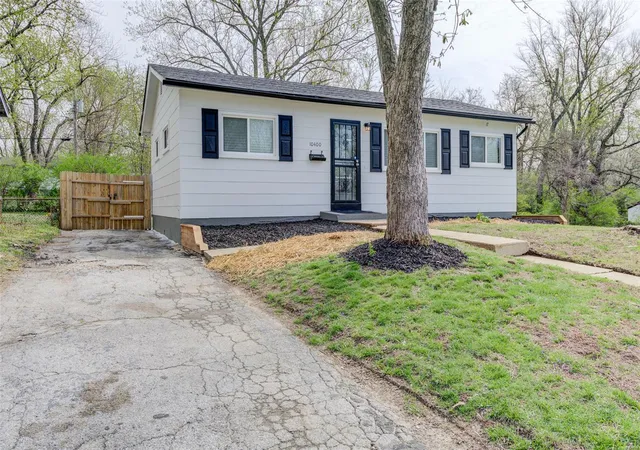 Photo 2 of Single family home for sale at 10400 Earl Dr, Saint Louis, MO 63136 | MLS# 25019862 | Listing updated on 2025-04-02