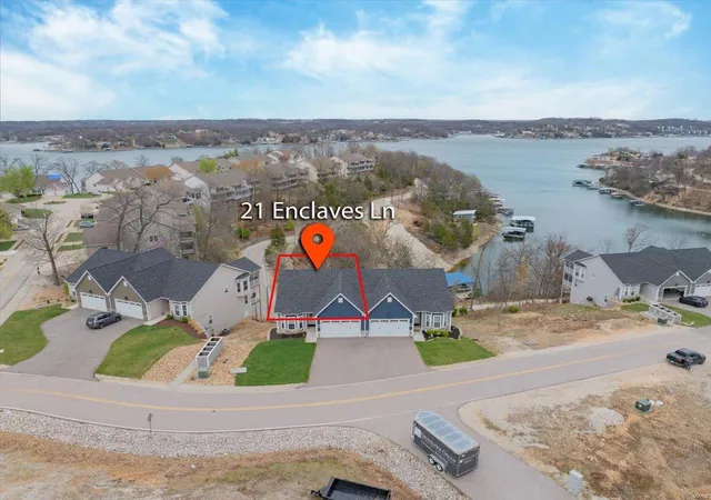 Photo 2 of Single family home for sale at 21 Enclaves Ln, Lake Ozark, MO 65049 | MLS# 25019897 | Listing updated on 2025-04-03