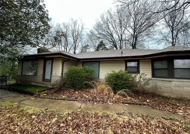 Photo 2 of Single family home for sale at 643 Hunters Ridge Dr, Saint Louis, MO 63135 | MLS# 25019944 | Listing updated on 2025-03-31