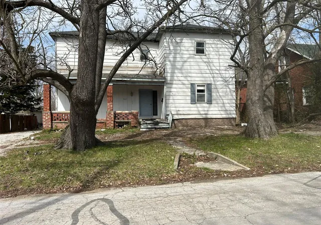 Photo 2 of Single family home for sale at 407 W Lee St, Moberly, MO 65270 | MLS# 25020019 | Listing updated on 2025-04-01
