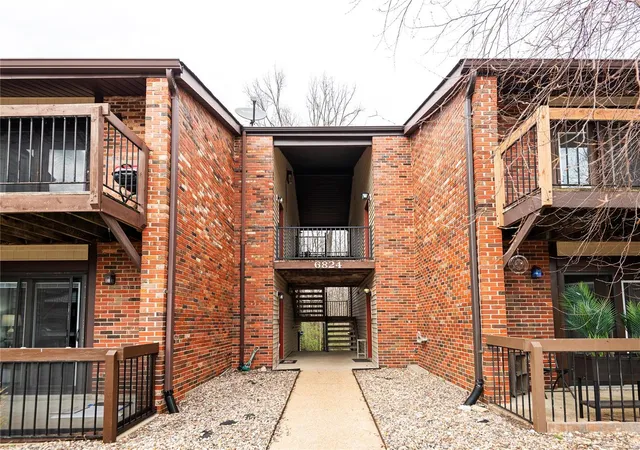 Listing Photo 1 - Condo for sale in building located at 6824 Cottage Grv Ln, St. Louis, MO 63129 - Unit #H