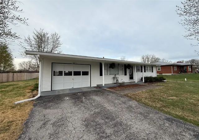 Photo 2 of Single family home for sale at 412 E Walsh St, Montgomery City, MO 63361 | MLS# 25020028 | Listing updated on 2025-04-01