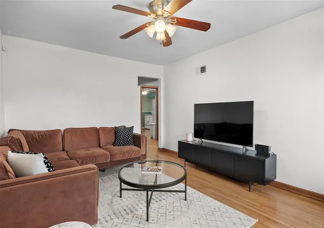 Photo 4 of Single family home for sale at 5605 Lansdowne Ave, Saint Louis, MO 63109 | MLS# 25020093 | Listing updated on 2025-04-03