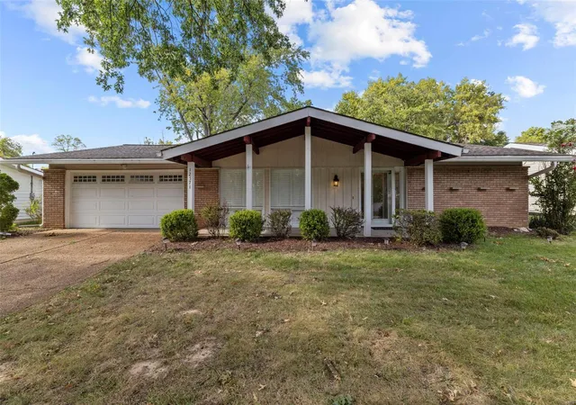 Photo 1 of Single family home for sale at 12571 Westport Dr, Saint Louis, MO 63146 | MLS# 25020099 | Listing updated on 2025-04-02